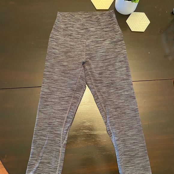 Lululemon heather-black 21” leggings - Picture 4 of 7